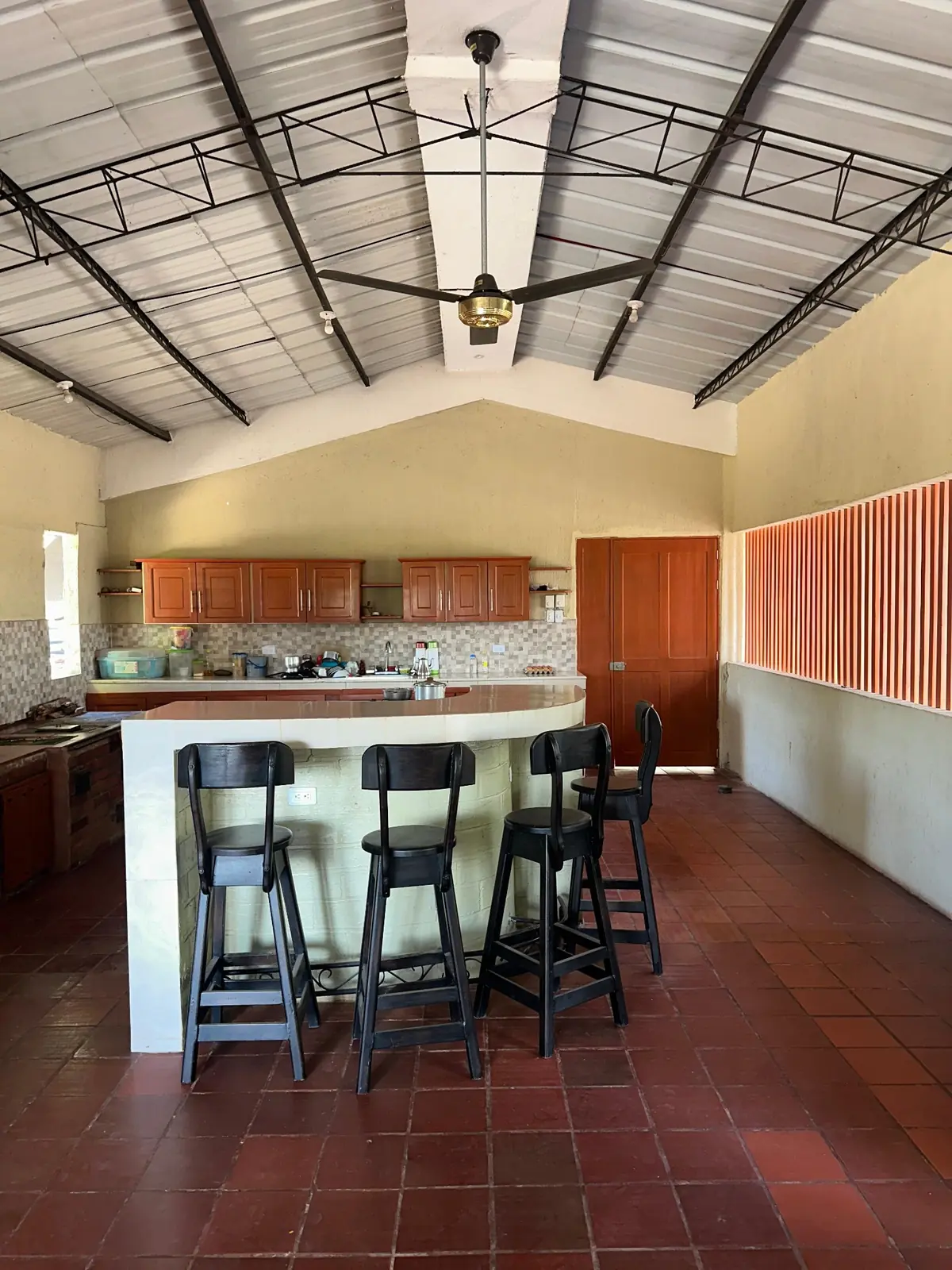 Fotografía del resultado ejecutado de la remodelación de la cocina de la Finca La Curva
