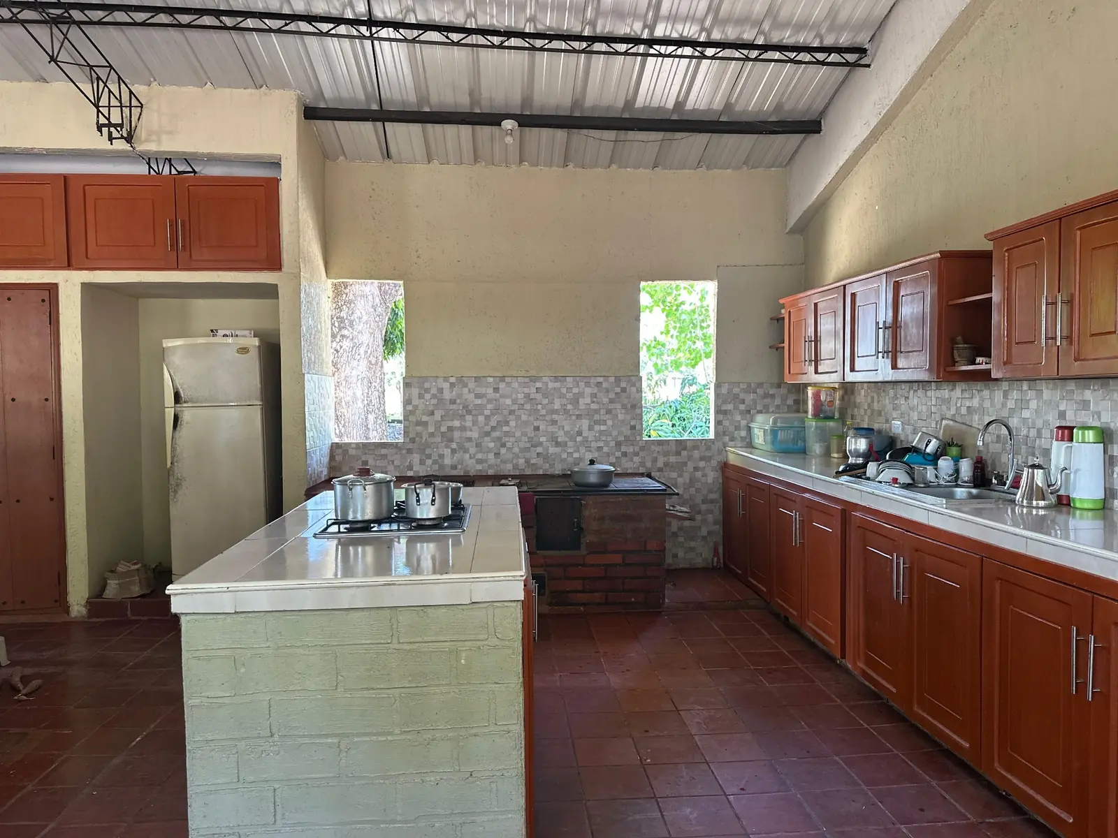 Vista general de la cocina remodelada de Finca La Curva