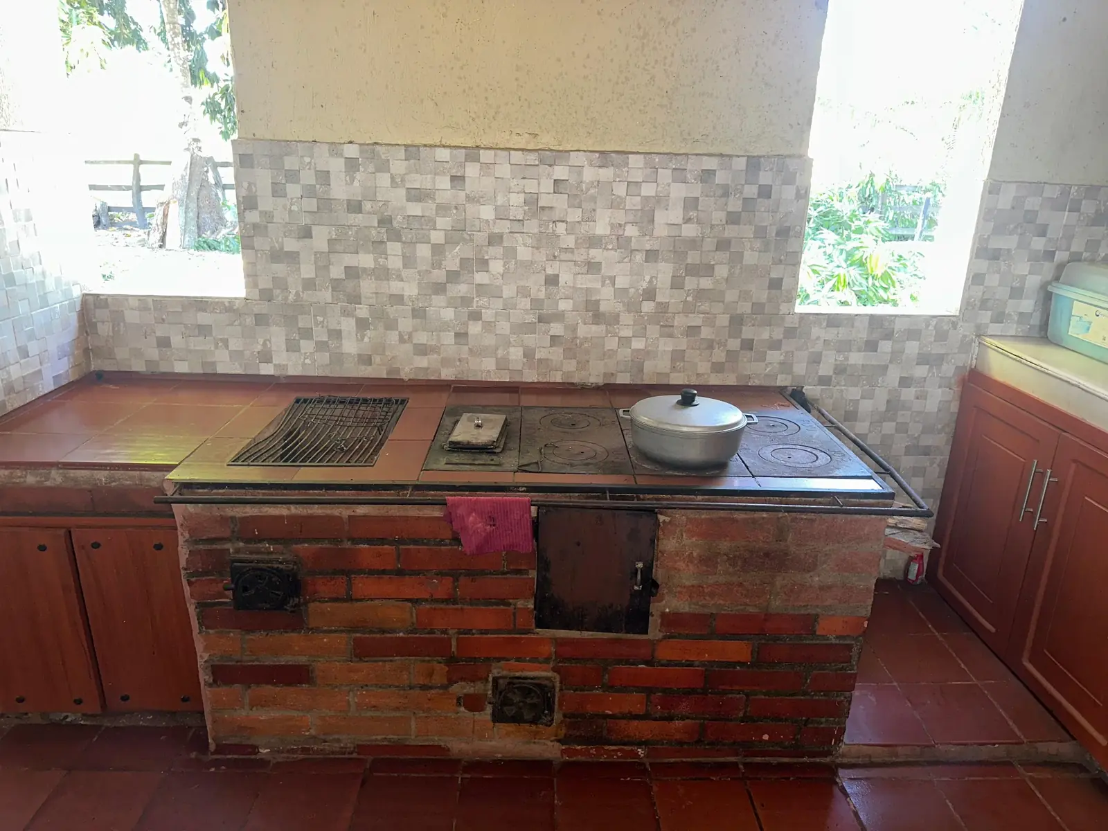Estufa de leña ampliada en la cocina ejecutada de Finca La Curva