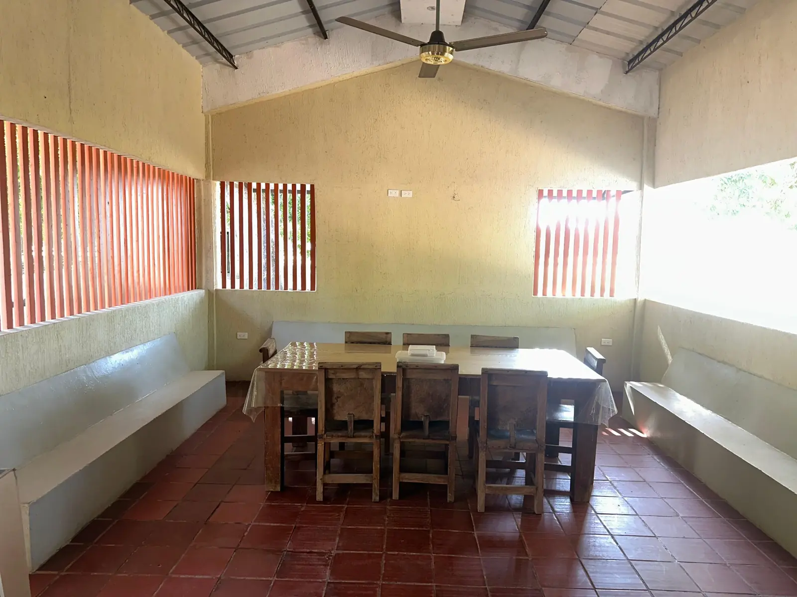 Comedor para trabajadores adecuado junto a la cocina de Finca La Curva