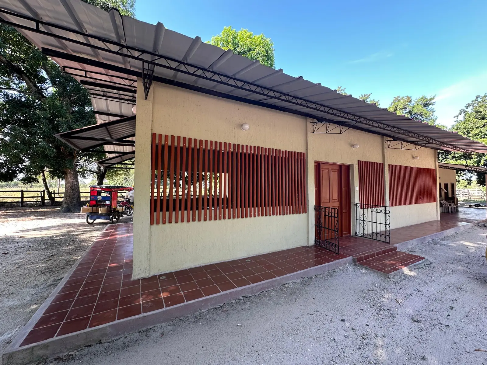 Fachada terminada de la cocina remodelada en Finca La Curva