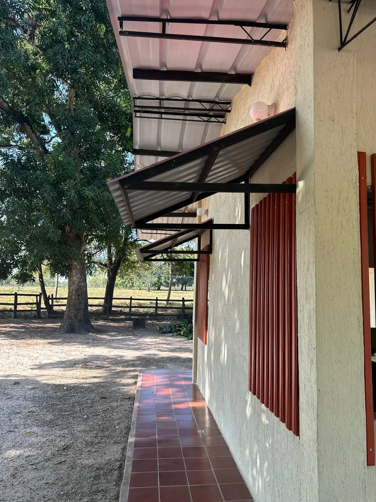 Detalle de cubierta, aleros y cerramientos de la cocina remodelada