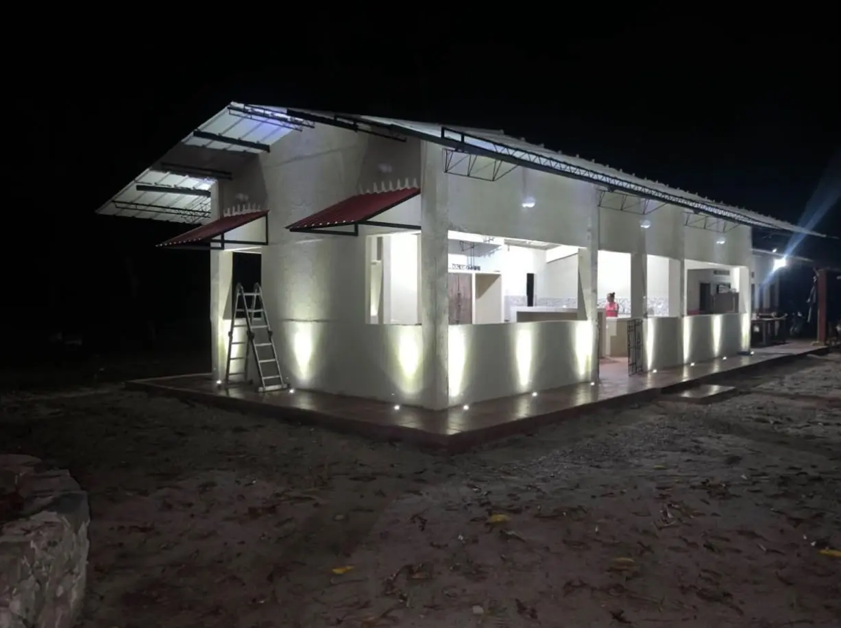 Vista nocturna de la iluminación exterior ejecutada en la cocina de Finca La Curva