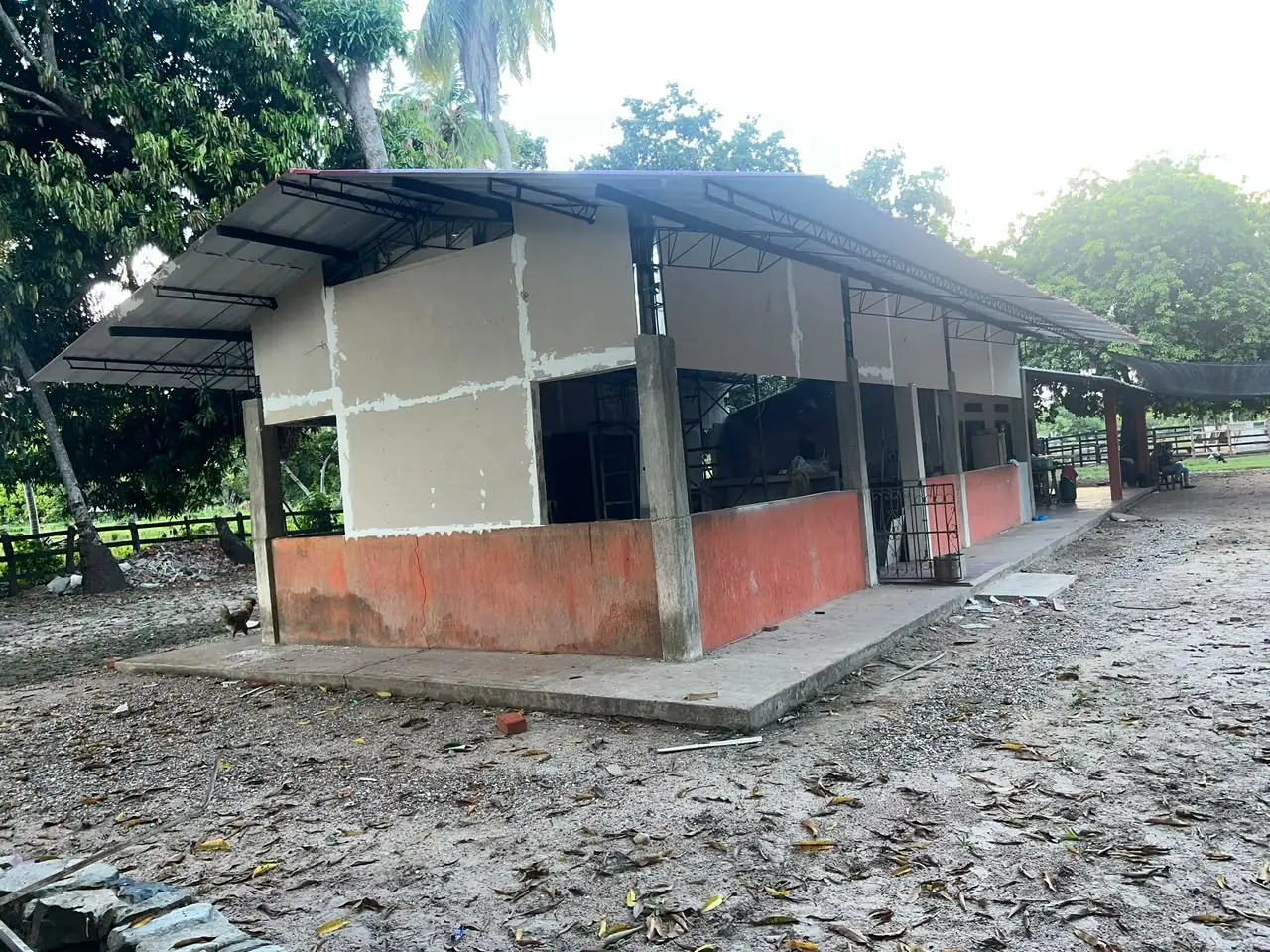 Vista exterior de la cocina de Finca La Curva durante el proceso de remodelación